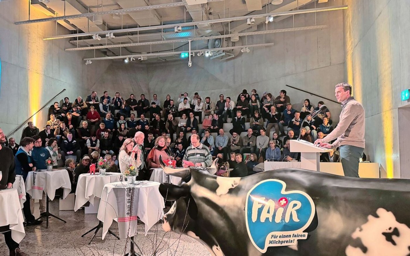 Boris Beuret (rechts), weist auf die Lage der Milchbauern hin und appeliert an die Konsumenten, dass sie mit ihrem Kaufentscheid faire und nachhaltige Produkte fördern können. 