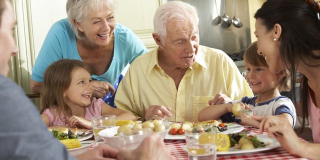 Damit eine Generationengemeinschaft funktioniert, sollten Entscheidungen immer zusammen gefällt werden. (Bild Fotolia)