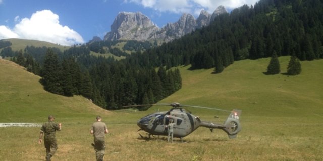 Ein Armeehelikopter steht bereit, um Alpen mit Wasser zu versorgen. (Bild Kanton Freiburg)