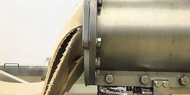 Durch die Nassextrusion (Bild) bekommen pflanzliche Proteine eine faserige Struktur. Wie bei Kartoffeln stellt man Sortenunterschiede in der Verarbeitung von Hülsenfrüchten fest. 