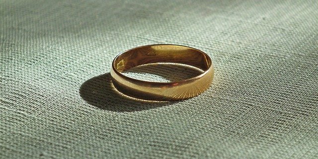 Der Ring muss schon vor Jahren mit dem Dünger aus dem Stall aufs Feld transportiert worden sein. (Symbolbild Pixabay)