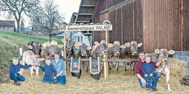 Die Familie Antonia und Markus von Ah-Spichtig, Flüeli-Ranft, mit der grossen Nachkommenschar der Kuh Palme.