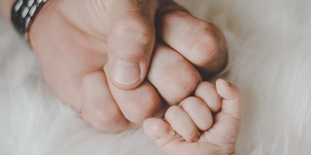 Das Stimmvolk hat die Änderung der Erwerbsersatzordnung (EO) angenommen, diese ermöglicht Männern einen bezahlten Vaterschaftsurlaub. (Symbolbild Pixabay)