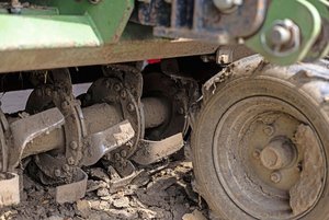 Heinz Brauchli setzt Heinz Brauchli setzt eine «Celli»-Bodenfräse ein. Bei Bodenfräsen generell ist es wichtig, dass die Messer schön waagrecht zum Boden schneiden.