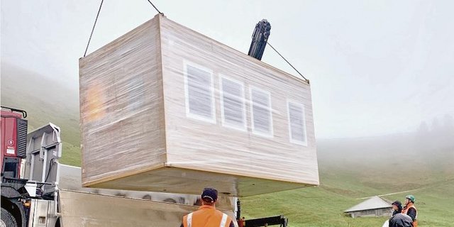 Es ist soweit: Die neue mobile Käserei wird zu ihrem Standort auf der Alp Nünenen im Gantrischgebiet gebracht. Der Alpsommer kann also kommen. (Bilder zVg)