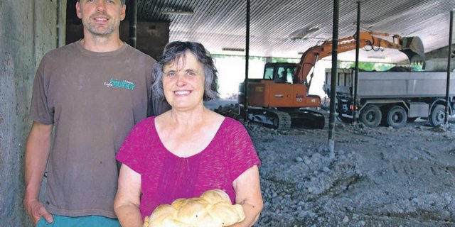 Urs Siegenthaler baut seinen Stall um und ist deshalb froh, dass Mutter Annemarie die Vorbereitungen für den Brunch voll im Griff hat. (Bild akr)