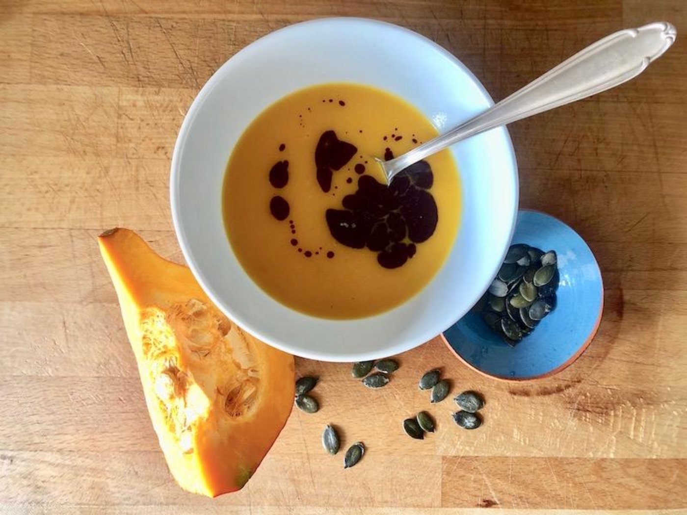 Eine sehr gesunde Sache: Kürbissuppe mit Kürbiskernöl und gerösteten Kürbiskernen. (Bild Esther Thalmann)