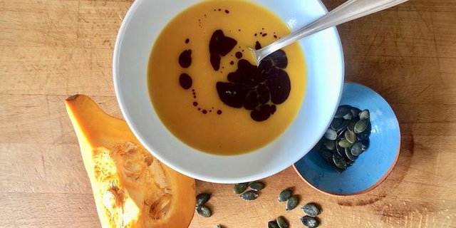 Eine sehr gesunde Sache: Kürbissuppe mit Kürbiskernöl und gerösteten Kürbiskernen. (Bild Esther Thalmann)