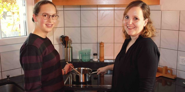 Sie ist eine der Ausbildnerinnen: Monika Tellenbach aus Pieterlen (rechts) mit ihrer Lernenden Salome Grädel beim Karamellisieren. Nun sucht der VBL weitere Ausbildnerinnen. (Bild VBL)