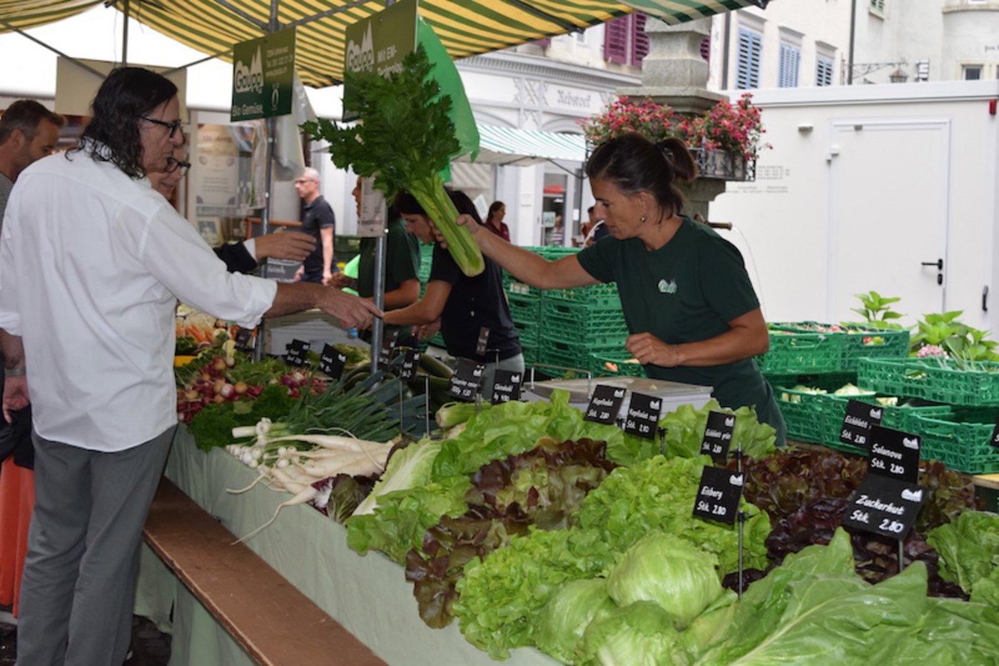 Biogemüse ist bei den Marktbesuchern sehr gefragt. Wer früh dran ist, hat die grösste Auswahl. (Bilder Stefanie Giger)