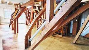 Das eindrückliche Le Das eindrückliche Leitungssystem in einem der oberen Stockwerke der Mühle Landshut. «Leute, die so etwas bauen, sind Helden», sagt Regula Beck begeistert im Innern der Dorfmühle und zeigt das ausgeklügelte System, das aus Holz gebaut wurde.