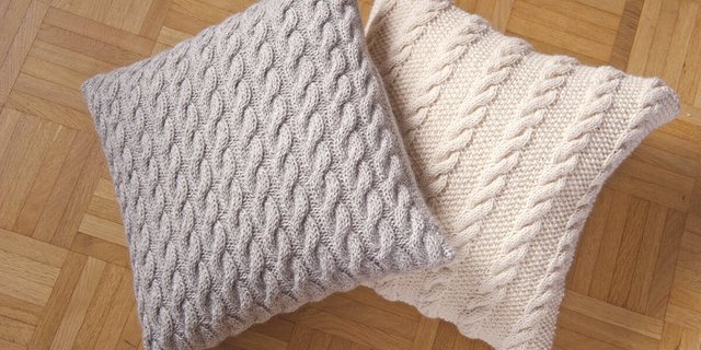 Dekorative Kissen mit Zopfmuster selber stricken. (Foto: Avesani Verlag)