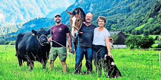 Reto Kubli mit seinen Eltern Mathias und Vreni Kubli (v. l. n. r.). Seit vier Generationen bewirtschaftet die Familie den Betrieb. Zentrale Standbeine sind die Fleischproduktion sowie die Haltung von Pensionspferden.