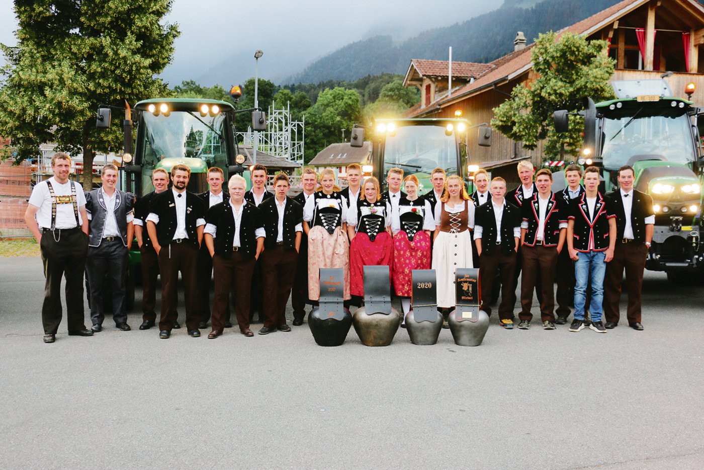 Eine Pracht in  Tracht und Treicheln: Die Landwirt(innen) EFZ der Klasse Oberland.