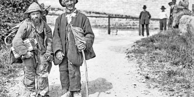 Scheele Blicke von Bessersituierten – wie hier im Bild – waren sich Ringgeler und Gantenbein gewohnt: Ihren Lebensunterhalt verdienten sie sich um die vorletzte Jahrhundertwende mit «Geisslärä» im Muotatal.