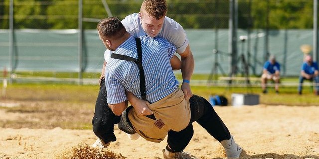 Der Lieblingsschwung von Remo Rutsch (hinten) ist der Kurz. Dass er diesen Schwung gut und gerne anwendet, bekam vergangenes Jahr in Täuffelen auch sein Gegner Fabrice Pürro zu spüren.   