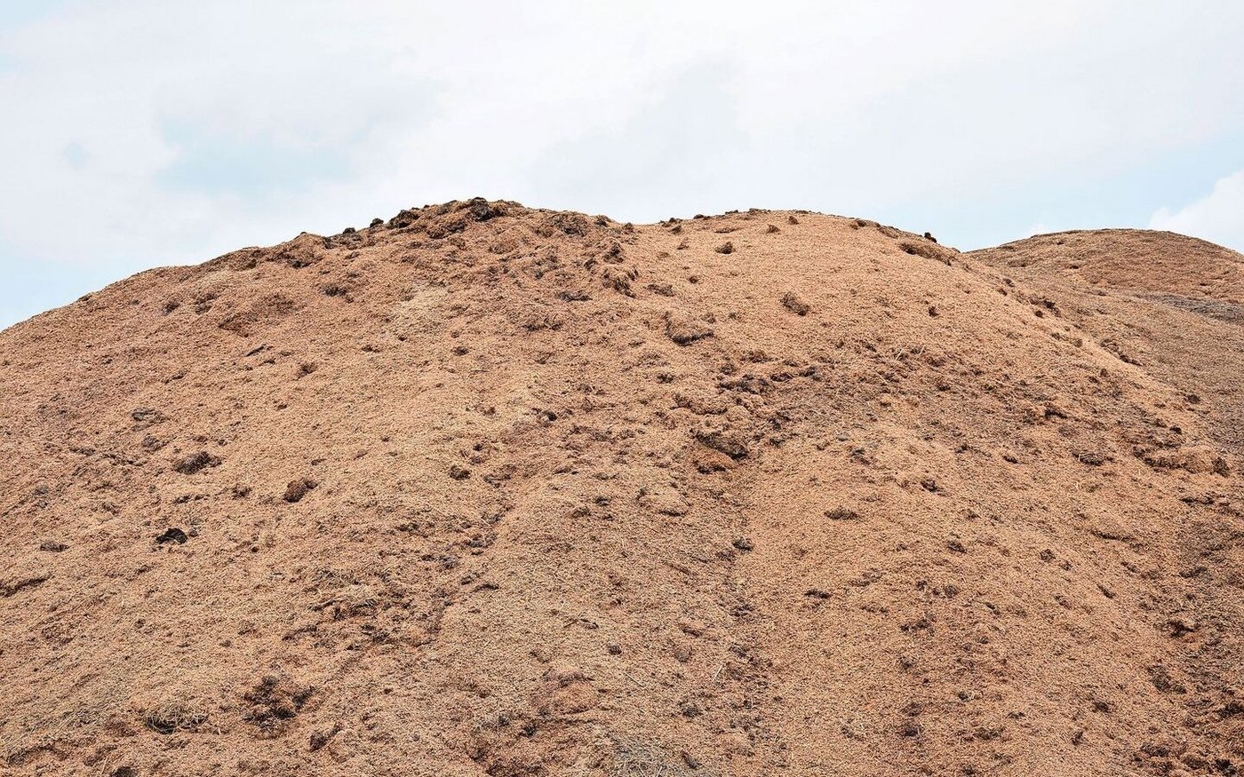 Gärmist entsteht bei der Separation von Gärgülle und hat einen hohen Fasergehalt. Die Humuswirkug gilt als vergleichbar mit jener von Kompost, wobei die Nährstoffgehalte aber je nach Ausgangsmaterial stark variieren können.