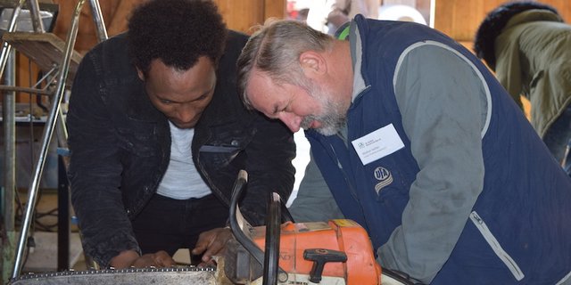 Walter Keller leistet Hilfe beim Zusammensetzen der Motorsäge. (Bilder sgi)