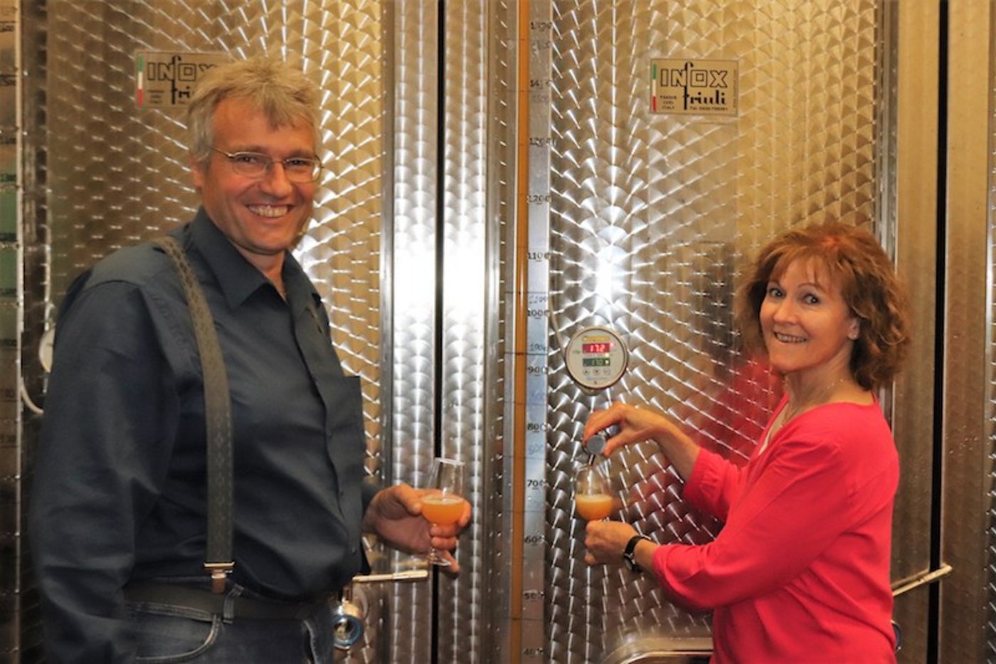 Daniel und Sonja Witzig stossen mit dem gärenden Grundbier für den späteren Whisky an. (Bild Roland Müller)