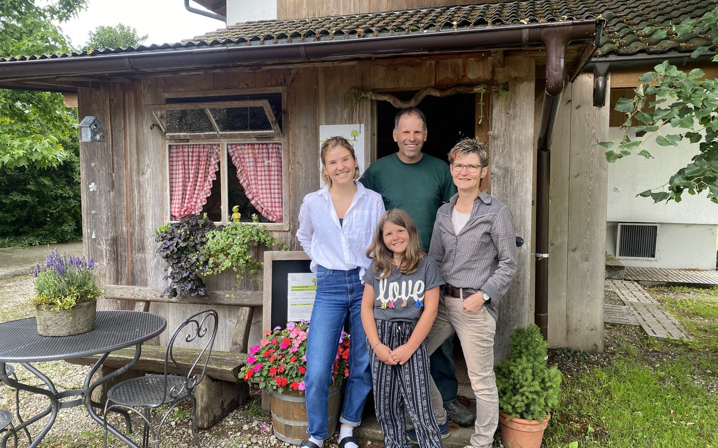 Margrit Lehmann steht zusammen mit Ihrem Gatten Hansueli und den Töchtern Jana und Lorena vor dem kleinen Hofladen. Bald soll er durch einen grösseren ersetzt werden, was die Arbeit der Bäuerin vereinfachen wird. (Bilder jsc)
