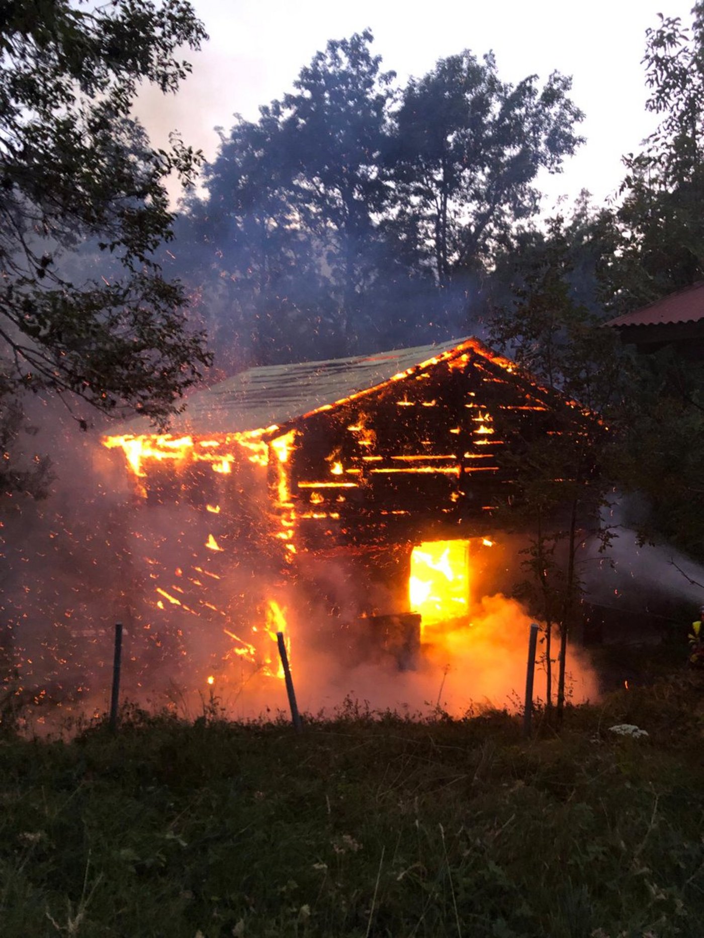 Beim Stallbrand in Fiesch VS wurde niemand verletzt. (Bild Kapo VS)