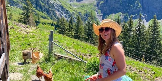 Da lachen die Hühner: Jasmine Baumann freut sich über die neu angekommenen Legehennen. (Bild zVg)