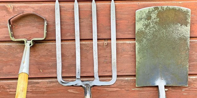 Es braucht weder eine Riesenauswahl an Garten-Werkzeugen noch müssen sie dem neusten Trend entsprechen. Doch sie sollten gut in der Hand liegen.