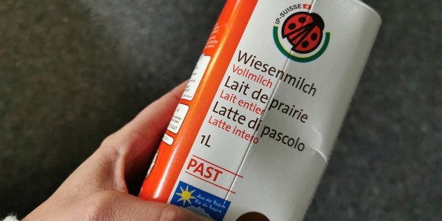 Vereinzelt hat der Anflug des Käfers in die Migros-Filialen bereits stattgefunden, wie hier auf der Wiesenmilch-Packung. (Bild sb)