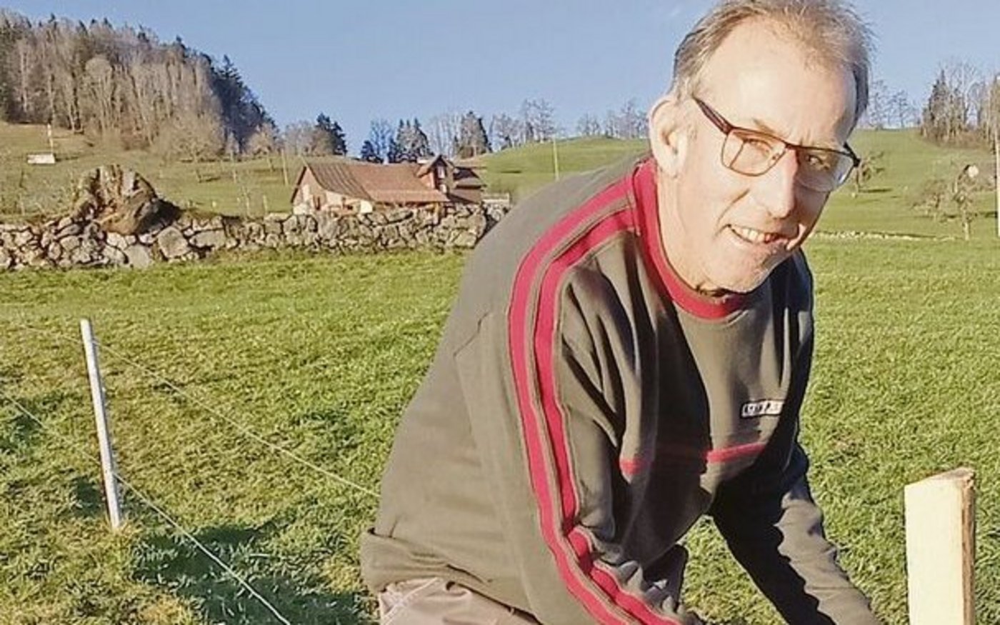 Der Nidwaldner Präsident Sepp Odermatt kontrolliert den Zaun der Herbstweide. 