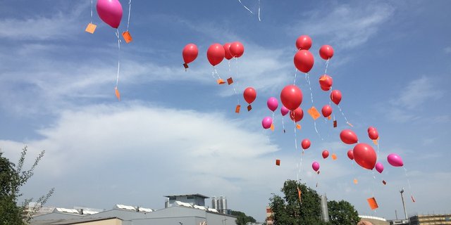 Bei der Versammlung in Sins AG fand auch der traditionelle Ballonwettflug statt. Die Ballone tragen Werbung für Ferien auf dem Bauernhof mit sich, Funde können bei der Geschäftsstelle gemeldet werden. (Bild zVg / Ferien auf dem Bauernhof) 