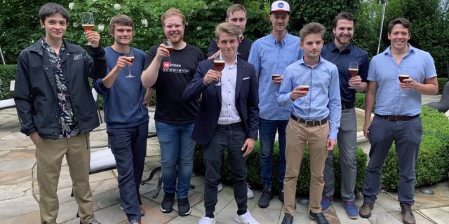 Neun der zwölf jungen Bierbrauer stossen auf ihren Lehrabschluss an. Bild: (Schweizer Brauereiverband)