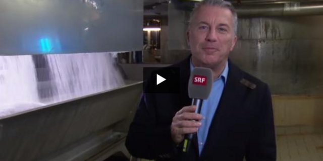 Unter dem Sendungstitel «Zucker: Süsses Geschäft» richtete sich Moderator Reto Lipp aus der Zuckerfabrik Aarberg an die Zuschauer(innen). (Screenshot srf.ch)