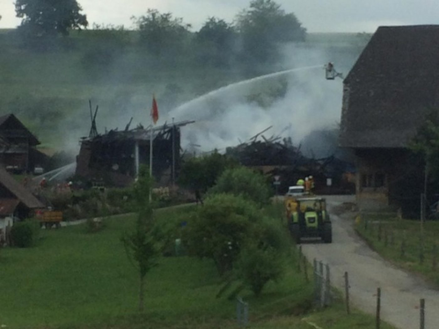 Zurzeit ist die Feuerwehr noch mit Nachlöscharbeiten beschäftigt. (Bild polizei-schweiz.ch)