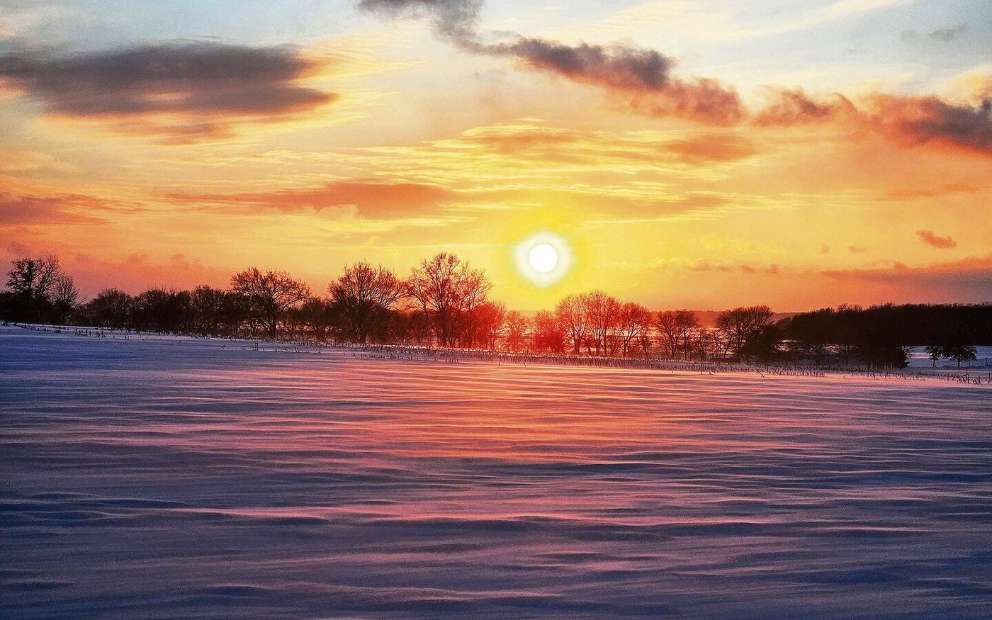 Ein schöner, stimmungsvoller Sonnenuntergang. Doch die eisigen Winde blasen ungehindert über das flache Land und sorgen für ordentliche Schneeverwehungen – die man dann natürlich wegräumen muss.