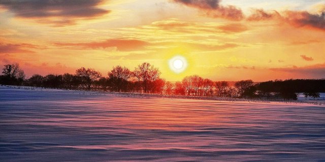 Ein schöner, stimmungsvoller Sonnenuntergang. Doch die eisigen Winde blasen ungehindert über das flache Land und sorgen für ordentliche Schneeverwehungen – die man dann natürlich wegräumen muss.
