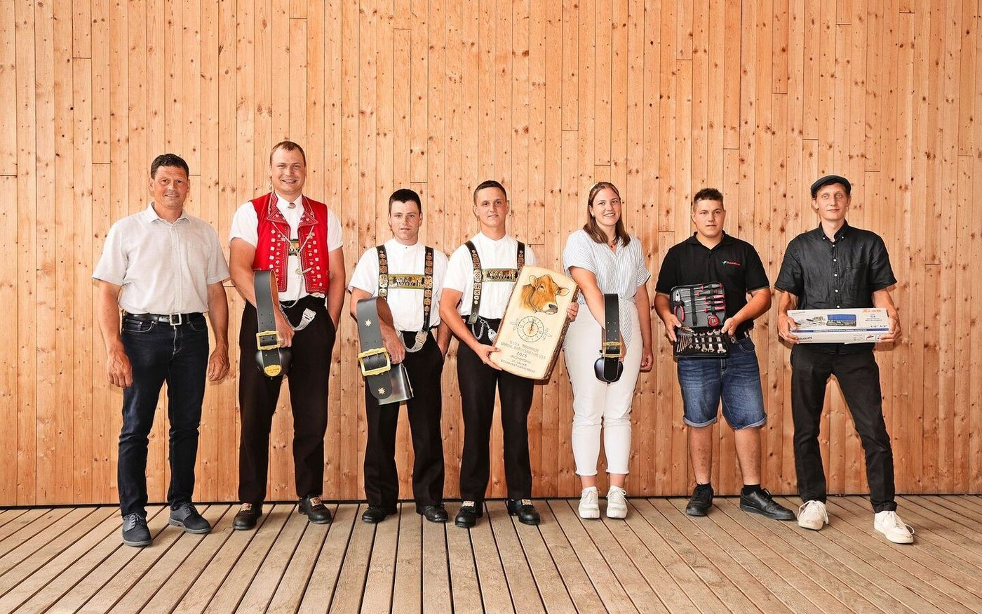 (v.l.n.r.) Hansruedi Thoma und die Besten – EFZ: Bernhard Schlegel (5,7), Stefan Zähner (5,65), Kevin Zeller (5,725), Attest: Joya Ehrsam (5,27), Alois Felix Kind (5,32) und Christian Nef (5.37) 