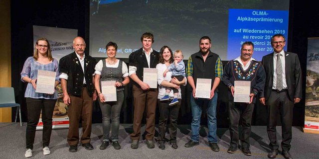 Sieger aller Kategorien (von links): Martina Jost, Kurt und Vreni Schletti, Silvan und Doris Allemann, Marco Luchsinger und Josef Schumacher sowie Markus Hobi (Jury-Vorsitz). (TKF)