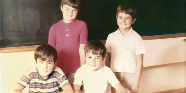 In den 70er-Jahren waren meine Geschwister und ich (hinten rechts) schon modischer gekleidet.