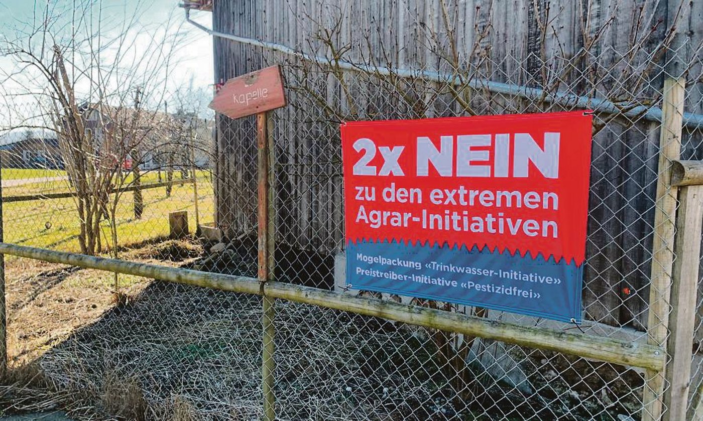 Im Moment wird mit Fahnen für 2 × Nein geworben. Ab dem 11. Mai dürfen dann auch Plakate aufgestellt werden. (Bild BauZ)