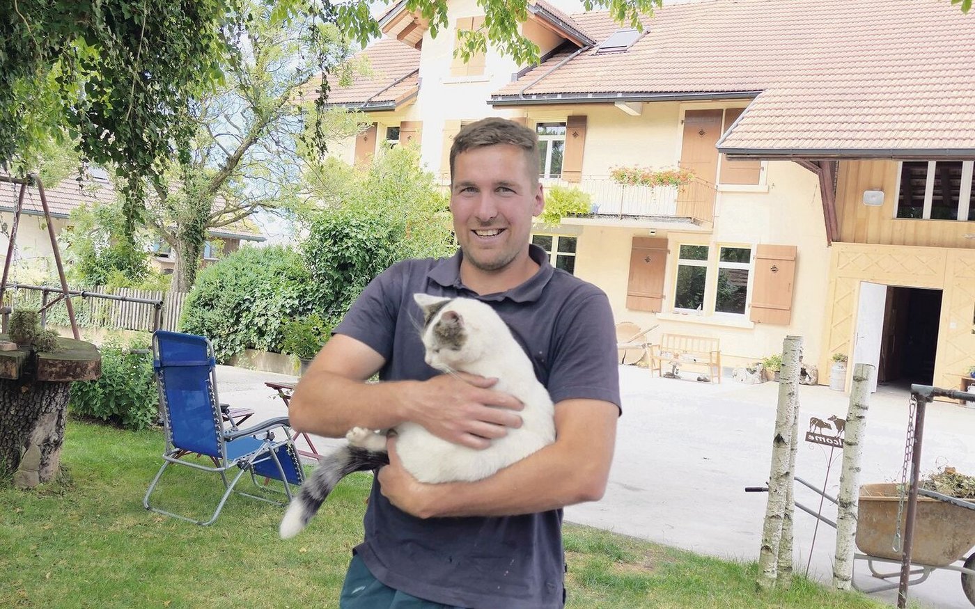 Wo man sich draussen trifft: Oliver Vogt mit dem Hofkater Maudi unter dem Nussbaum.