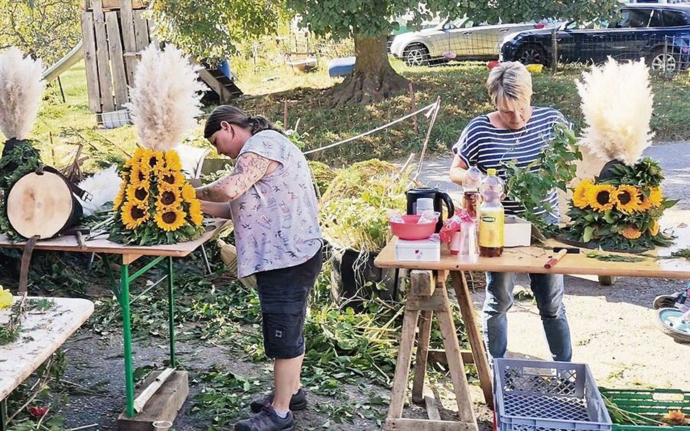 Bis zu zehn Frauen aus dem Bekannten- und Verwandtenkreis der Wettsteins arbeiten einen Tag lang an den Tschäppeln.