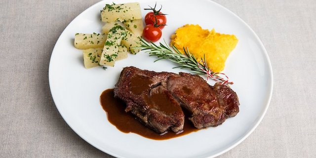 Hohrückensteak an Balsamicosauce mit Polentaschnitte und Kohlrabi. (Bild SRF/ Ueli Christoffel)