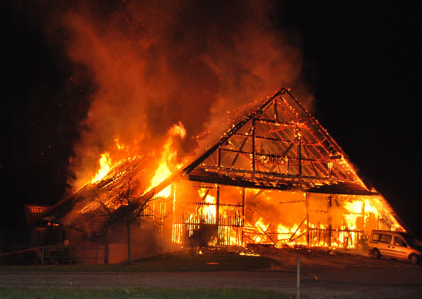 Beim Vollbrand dieser Scheune kamen zwei Pferde ums Leben. (Bild Kapo Luzern)