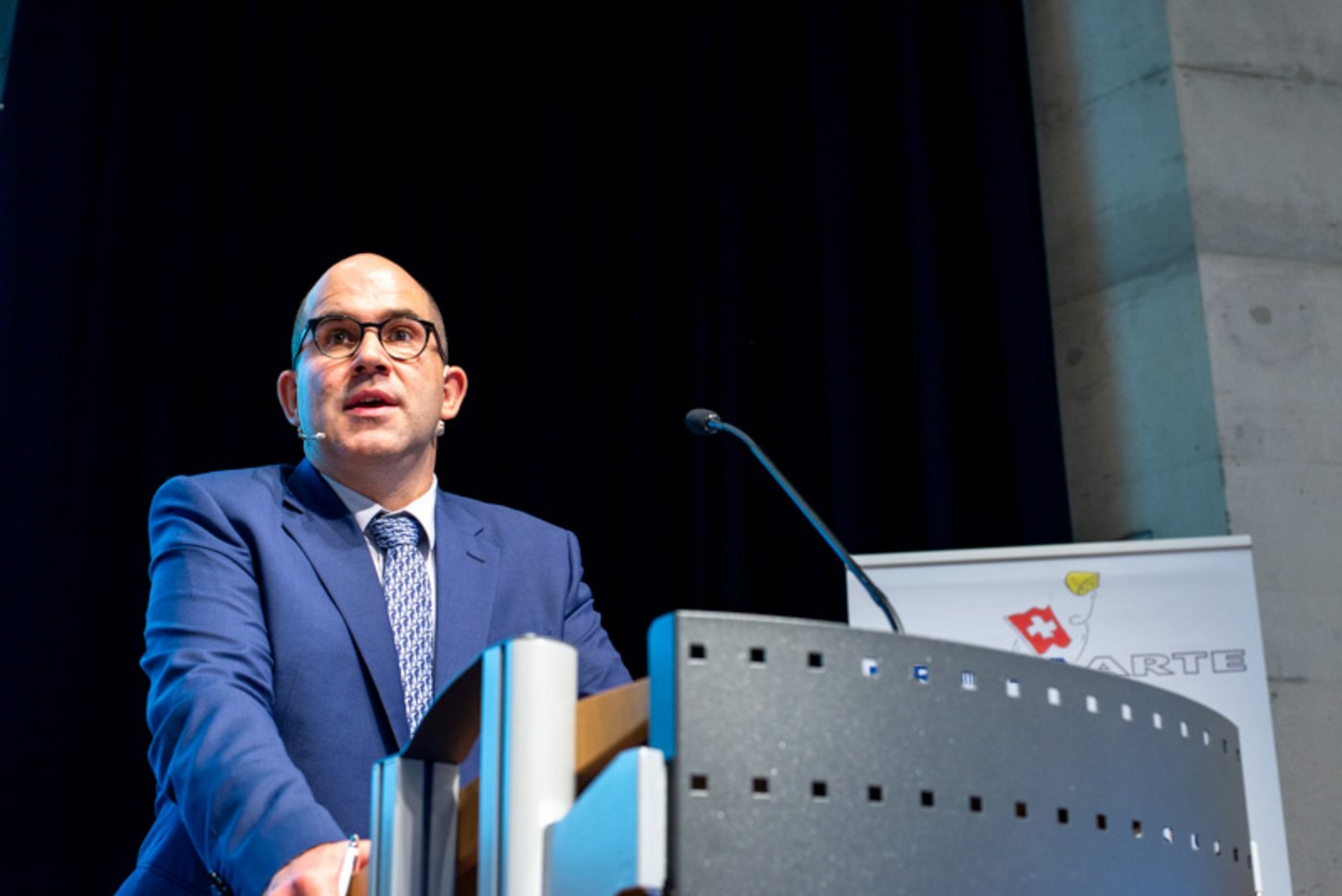 Hans Aschwanden an der Delegiertenversammlung von Fromarte in Winterthur. Der Käser hofft, dass die Preise an der Ladenfront im Sommer angehoben werden können. (Bild hja)