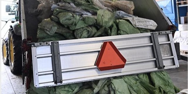 Die Landwirtschaftsfolien könne so angeliefert werden, wie es für die eigenen Betriebsabläufe gut passt. Egal, ob lose im Kipper......(Bilder BauZ/Andrea Wyss)