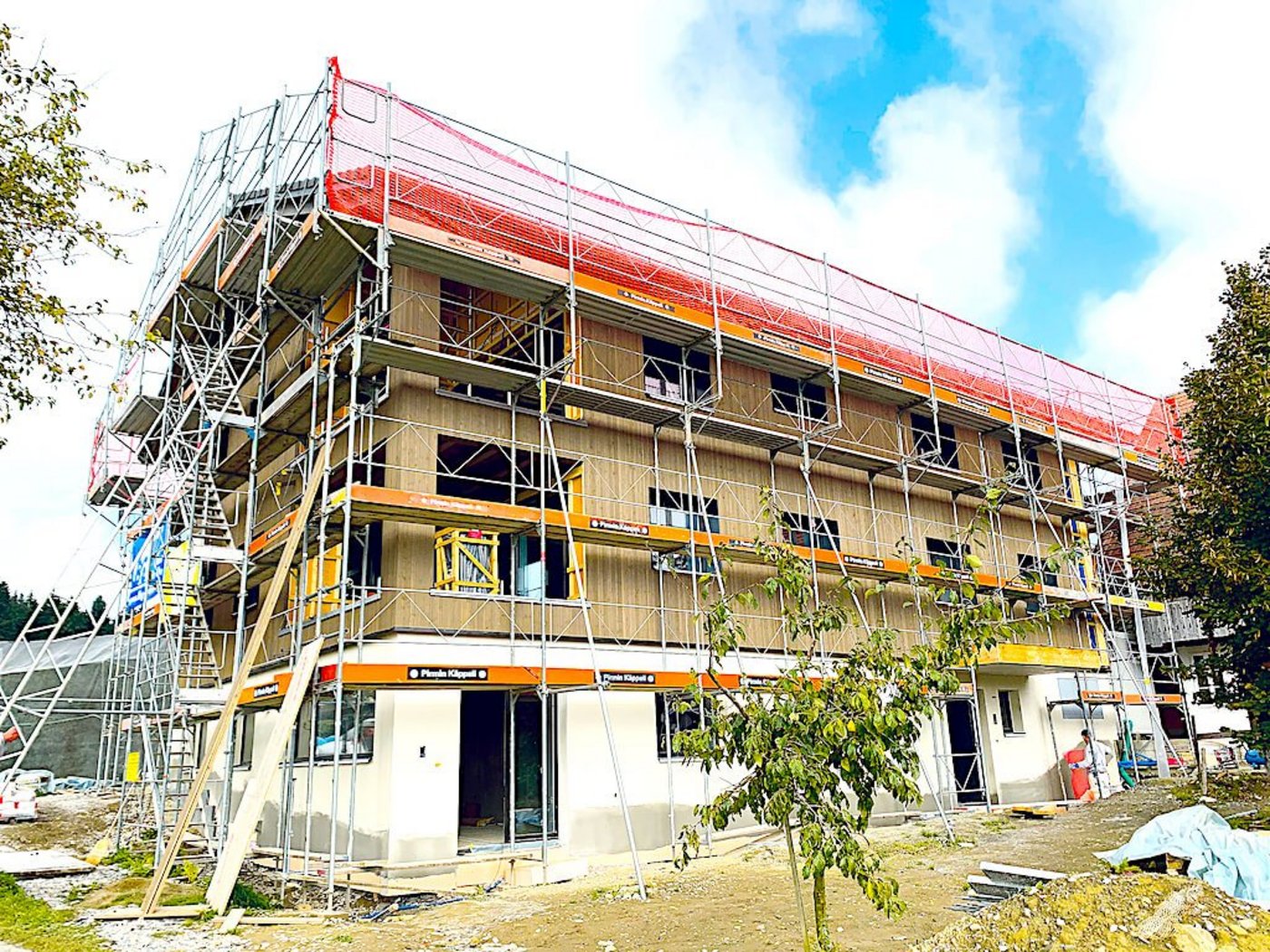 Für viele Bauprojekte ausserhalb der Bauzonen wird der Weg von den ersten Wünschen bis zum bewilligten Projekt immer länger und steiniger. Das Bild zeigt den Neubau eines Bauernhauses. (Bild LBG)