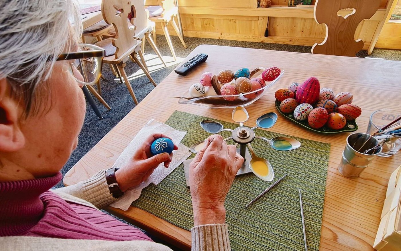 Ein Blick auf das Karussell mit den sieben Löffeln. Den flüssige Wachs mischt  Annamaria mit farbigen Neocolor.