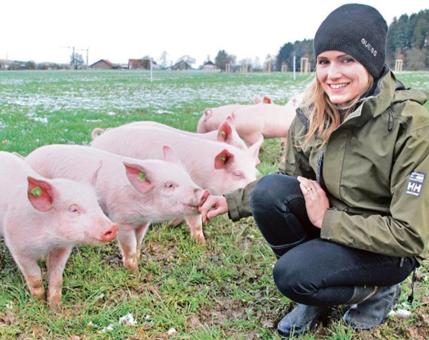 Auf dem Hof von Annemie Straumann-Weber wird künftig nach Demeter-Richtlinien produziert.  Dazu gehören auch Freilandschweine, die in Zukunft als Zusatzfutter Eicheln fressen. (Bild Ruth Bossert)