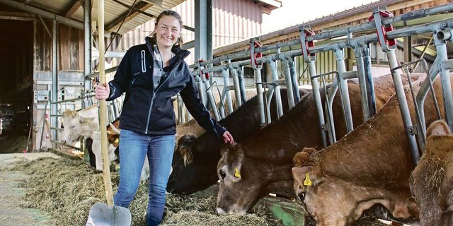 Manuela Ritz kümmert sich auf dem Hof unter anderem um die 55 Mutterkühe mit ihren Kälbern. Zudem ist sie eine leidenschaftliche Weinbäuerin.