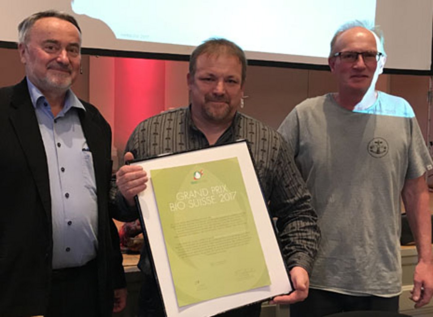 Jury-Präsident Fritz Schneider mit Andi Lieberherr (Geschäftsführer) und Fritz Rölli von RegioFair. (Bild akr)